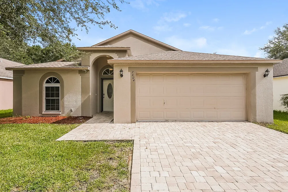 4 bed, 2.0 bath, 1865 sqft, $2,570 — Photo 1
