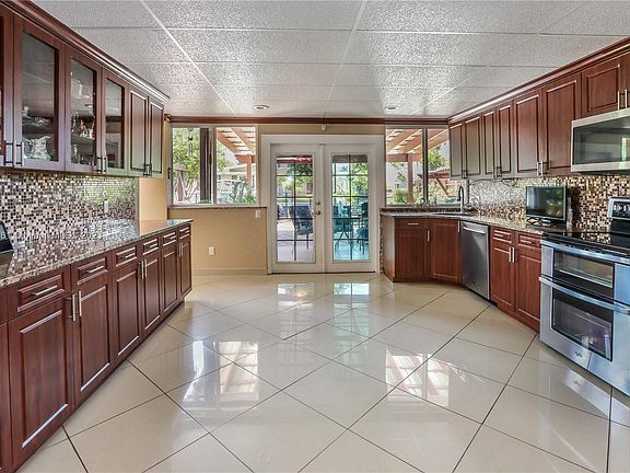 3rd image of 2512 Okeechobee Ln