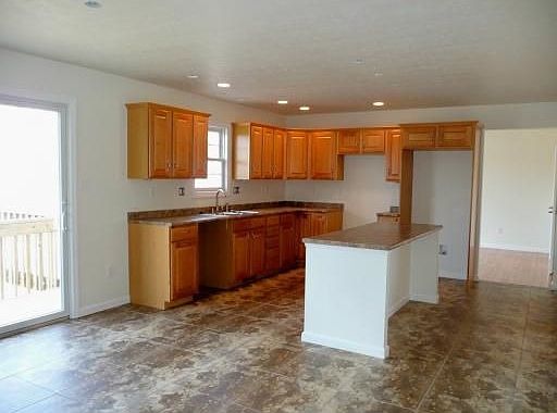 Center Isle Kitchen w/Maple Cabinets