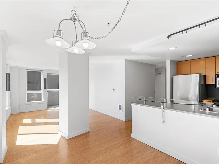 1420 E Pine St #E202 — Photo 8