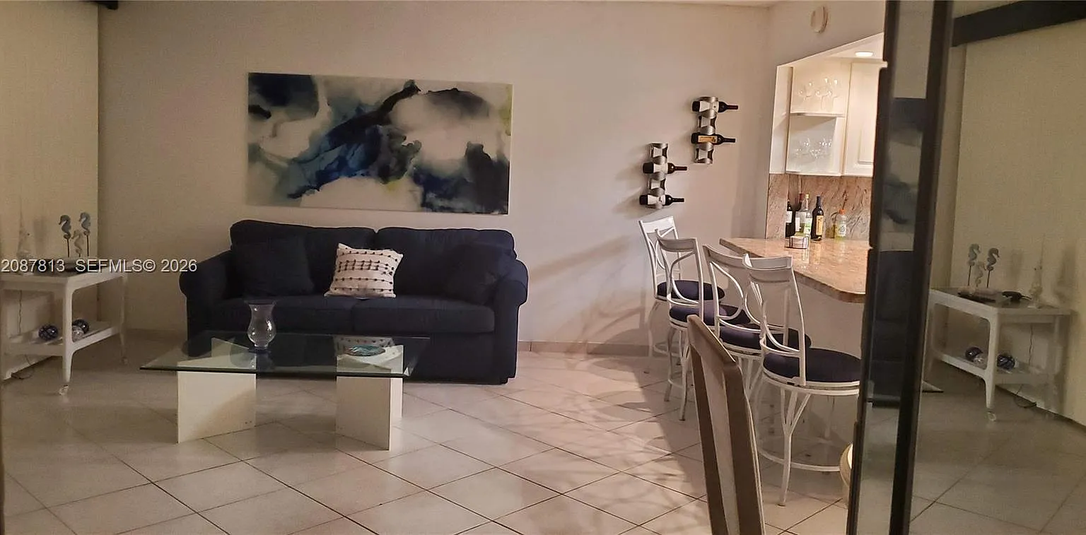 1 bed, 832 sqft, $2,800 — Photo 2