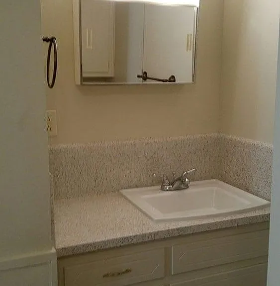 Country Club Apartments — Photo 10