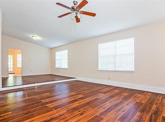 3rd image of 4915 Crest Dr