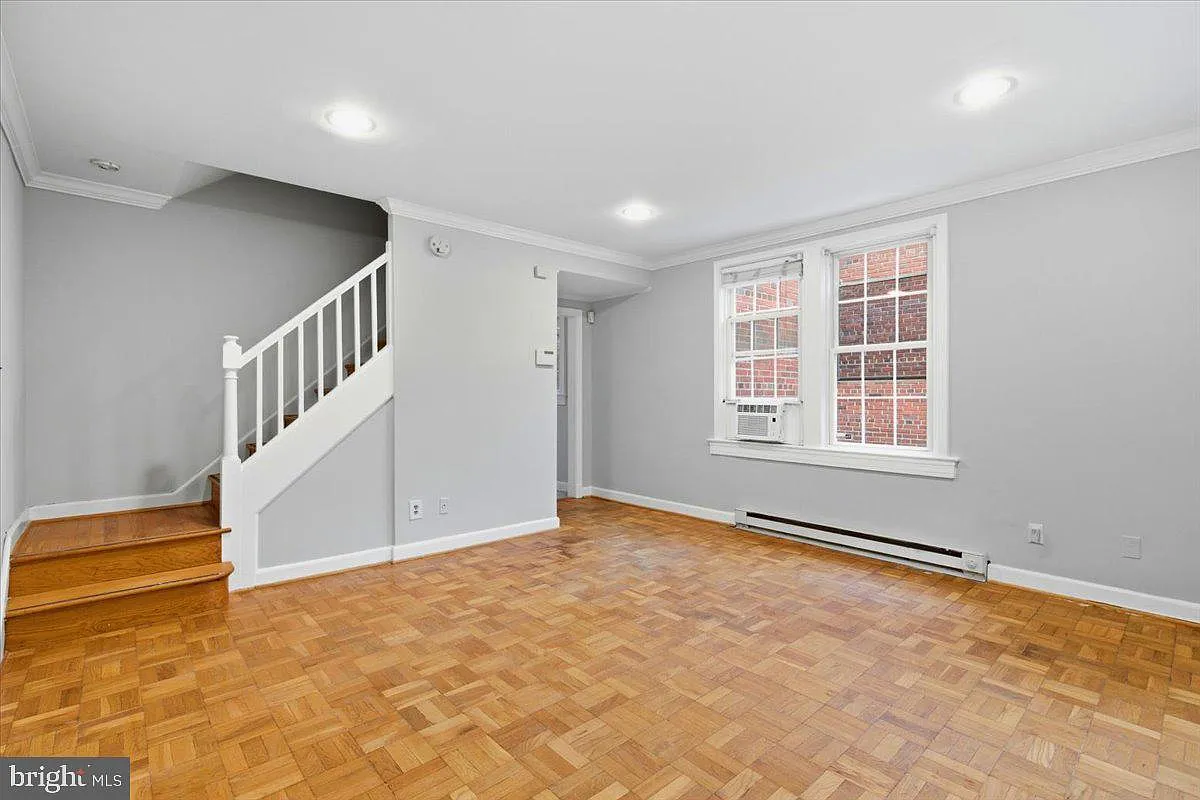 Arlington Village Courtyard — Photo 2
