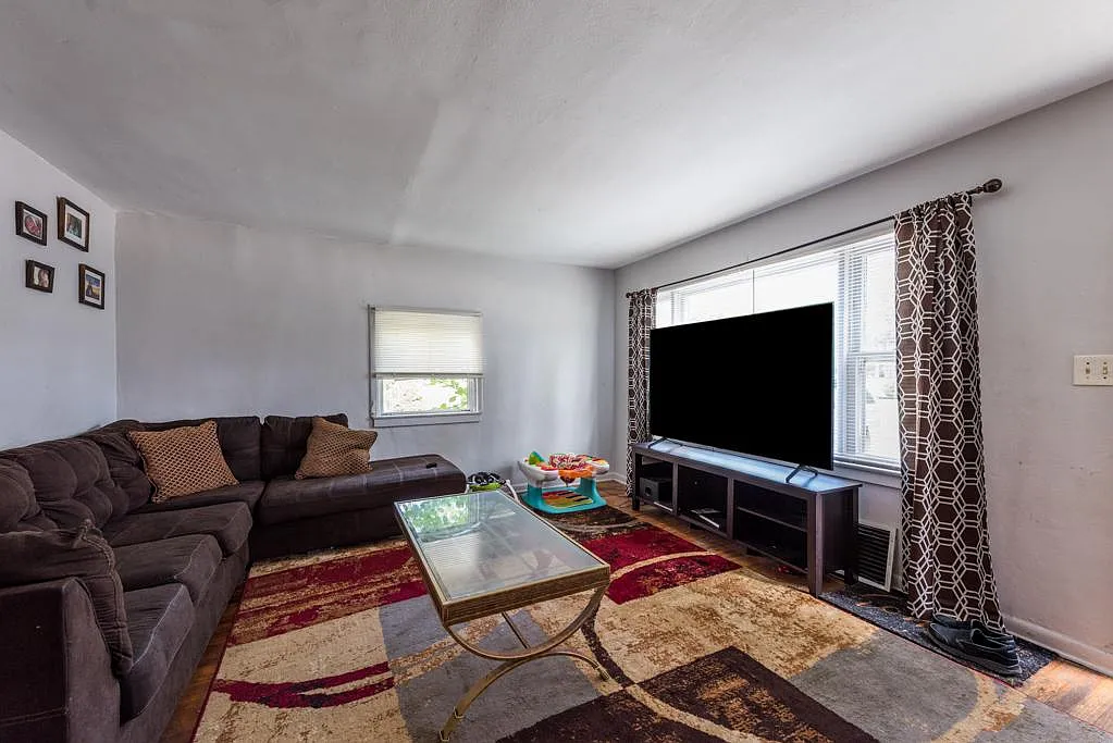 3102 Enoch Ave photo 1