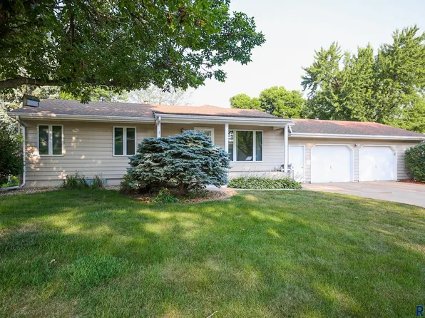 405 S 5th Ave, Brandon, SD 57005