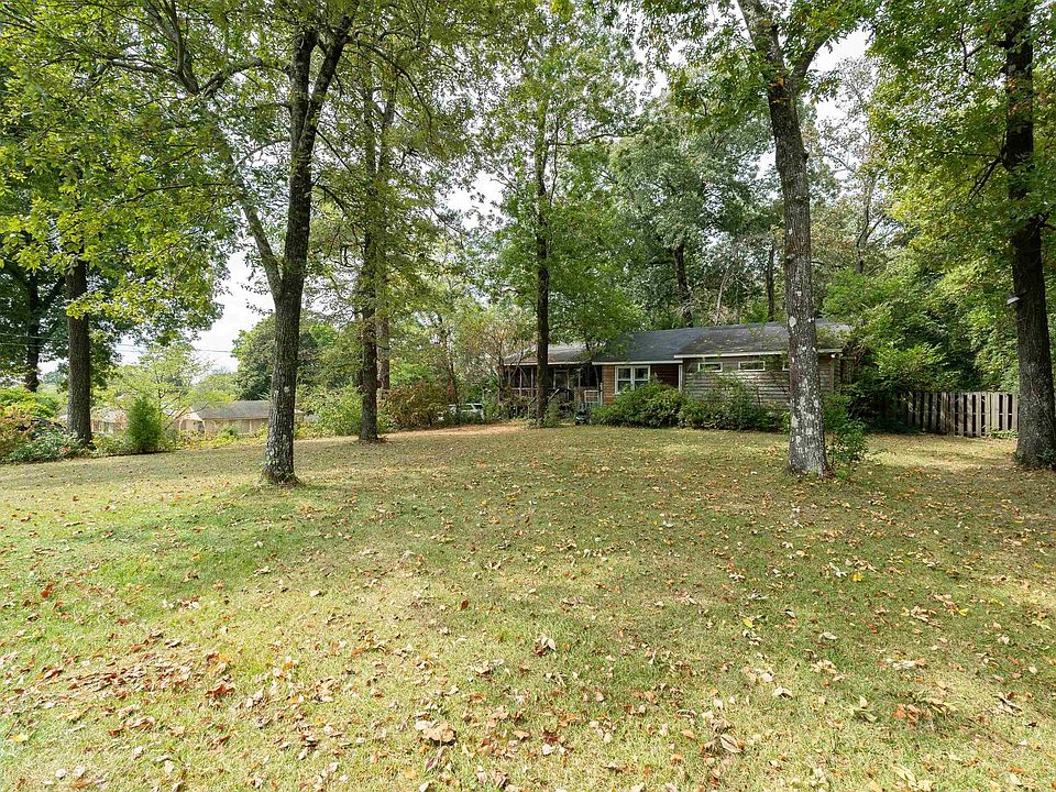 1st image of 900 Oaklawn Dr