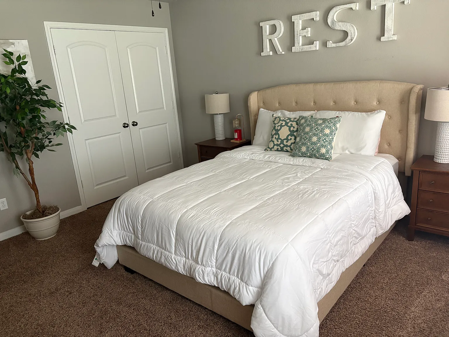 5 bed, 3.5 bath, 3300 sqft, $900 — Photo 2
