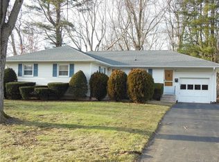 7 Greenbrier Dr, West Hartford, CT 06117
