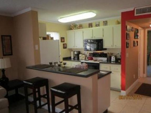 3rd image of 1421 Meadows Cir W