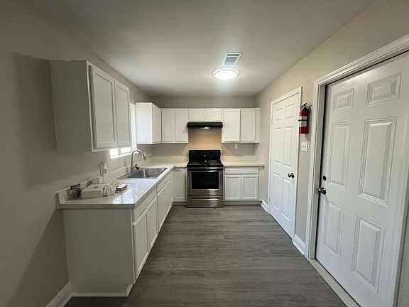 3rd image of 170 Ferndale Ln