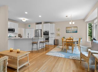 1338 Coach House Ln, South Lyon, MI 48178