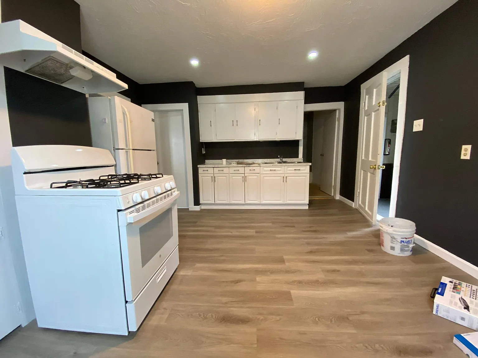 3 bed, 1002 sqft, $2,000 — Photo 1