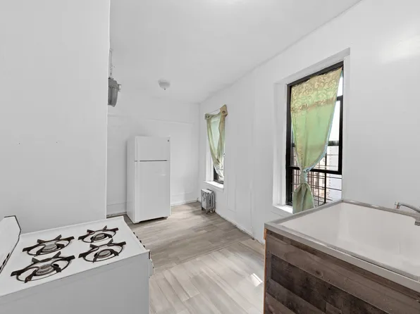 941 Jerome Avenue image 6 of 11