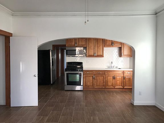 4th image of 2310 Bellevue Ave
