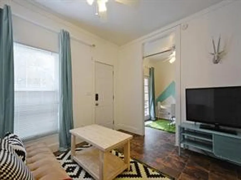 2101 W 10th St — Photo 29