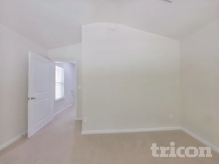 213 Spring Knoll Dr — Photo 5