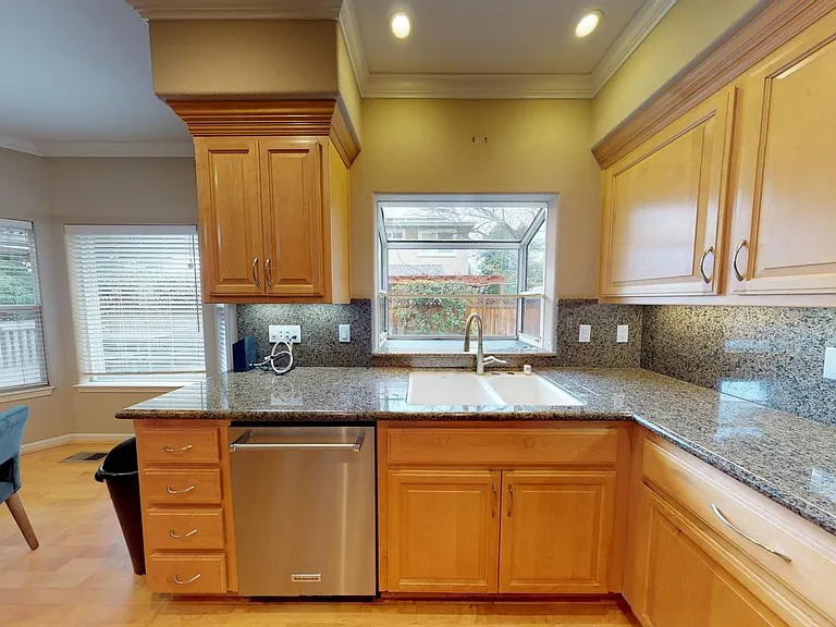 373 Florence St — Photo 6