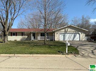 530 6th St SE, Sioux Center, IA 51250