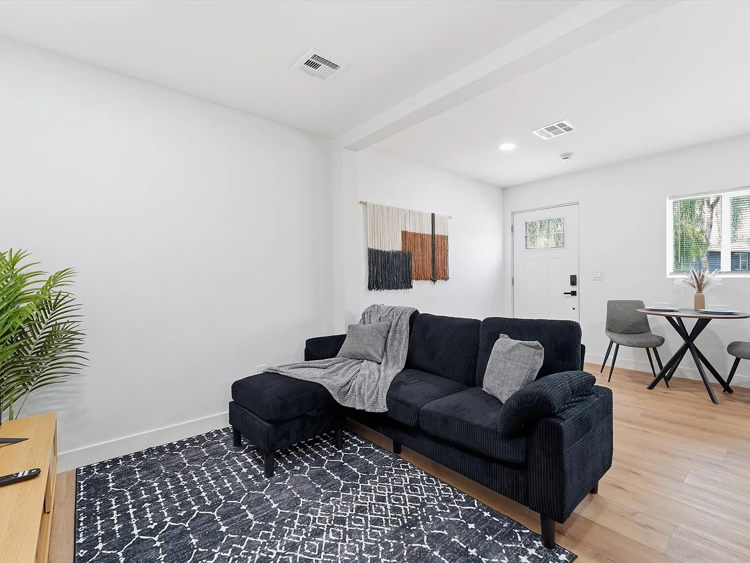 2 bed, 1444 sqft, $2,200 — Photo 2
