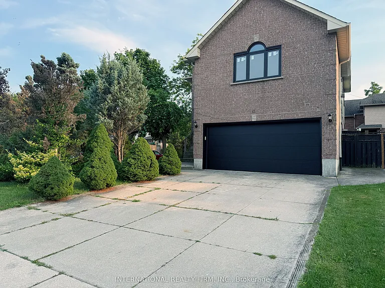 43 Falconridge Dr — Photo 2