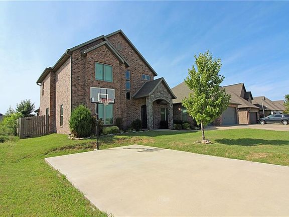 2nd image of 612 Lyndal Ln