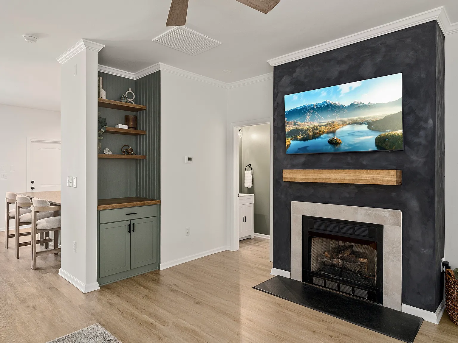 3 bed, 2.5 bath, 1493 sqft, $3,950 — Photo 3