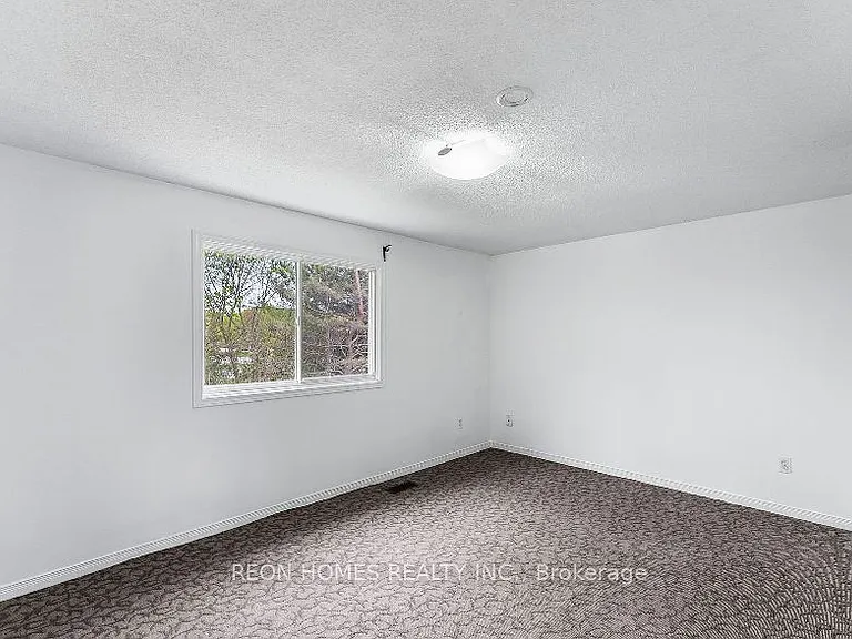 1885 Dalhousie Cres — Photo 16