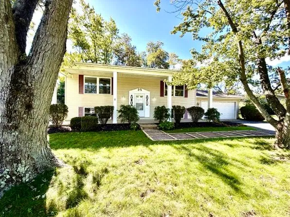 302 Green Acres Dr, Valparaiso, IN 46383