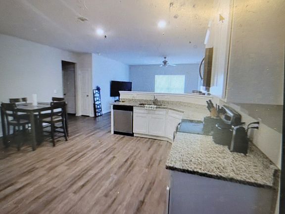 3rd image of 3533 Bridgewood Dr