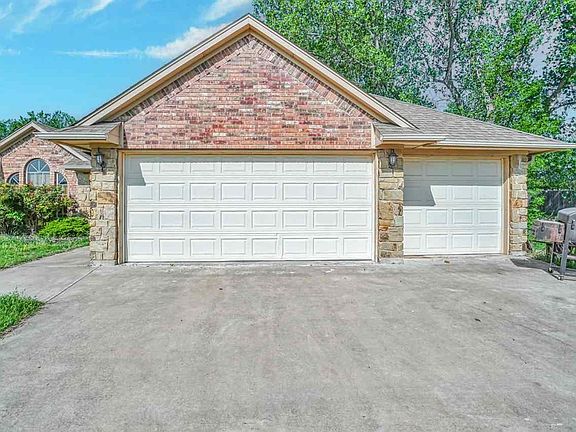 3rd image of 27 NE Summerwood Dr