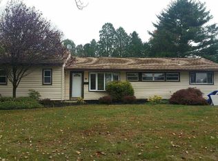 32 Cambridge Rd, Kendall Park, NJ 08824