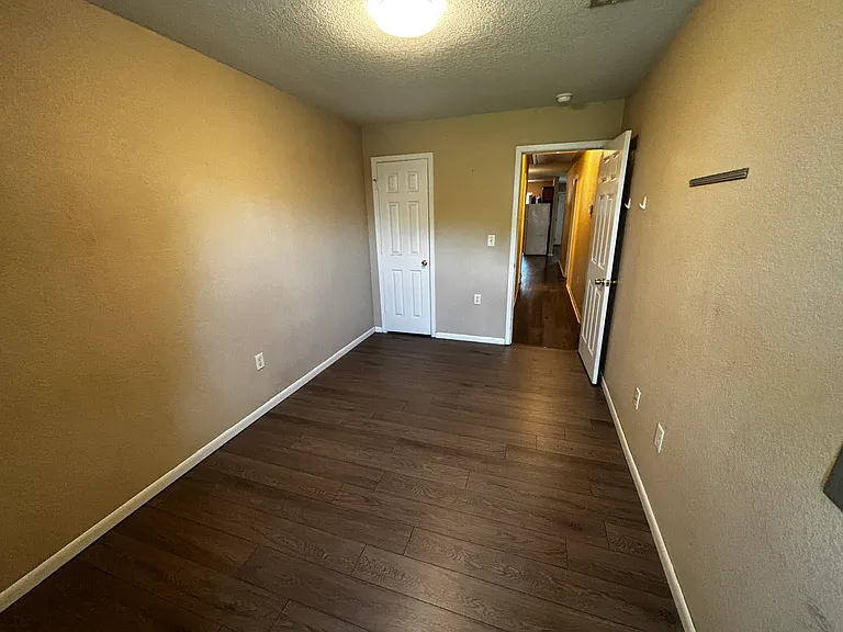 953 W Elm St — Photo 10