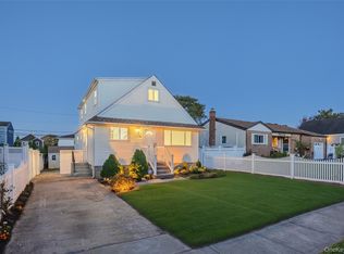 28 Riviera Pkwy, Lindenhurst, NY 11757