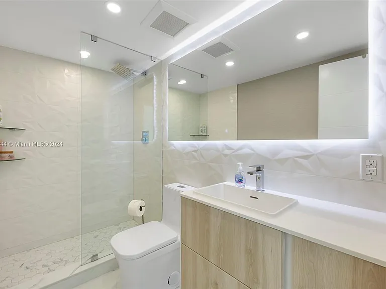5151 Collins Ave #1527 — Photo 31