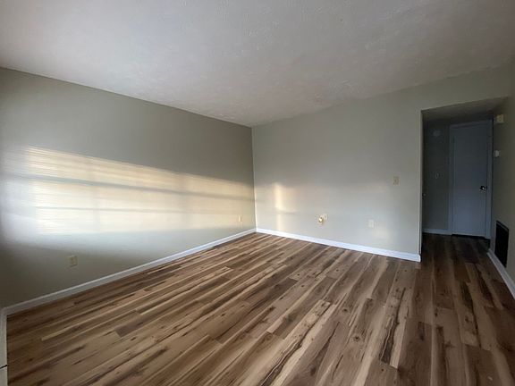 2nd image of 1109 Woodlawn Dr #4