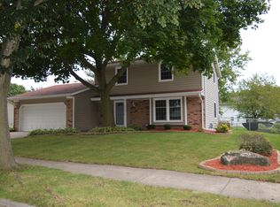 1709 Indianwood Ln, Waukesha, WI 53186