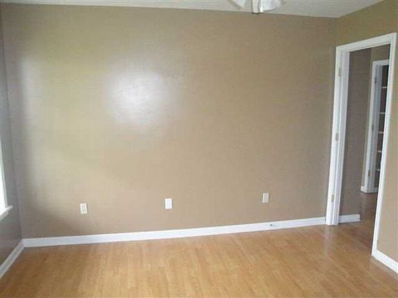 3rd image of 325 Dale Ln
