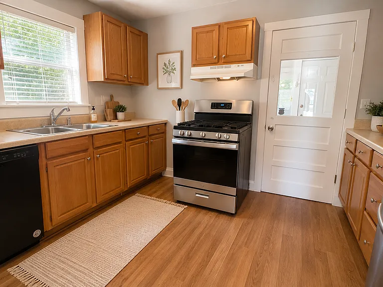 414 E Washington St — Photo 3
