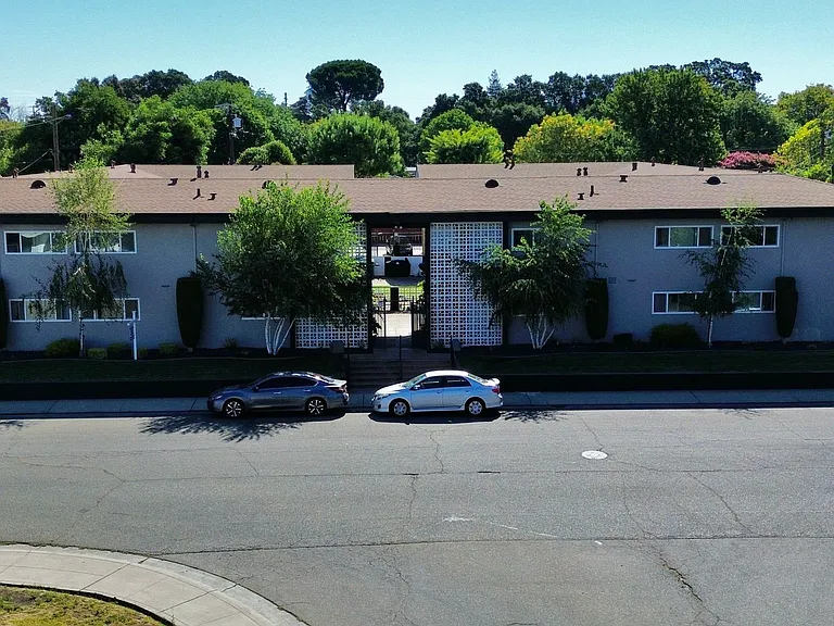 7734 Brentwood Dr — Photo 2