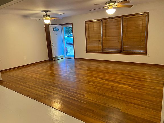 3rd image of 208 Ross Ave