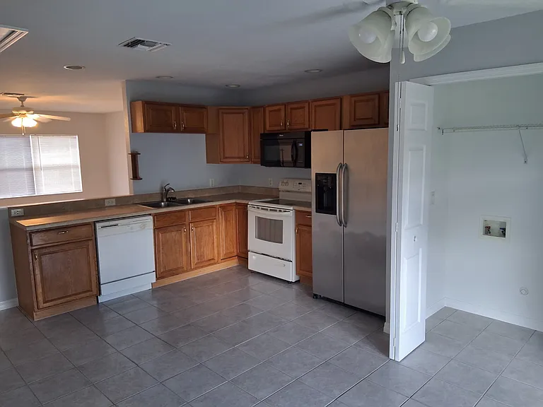 7758 Suncoast Dr — Photo 14