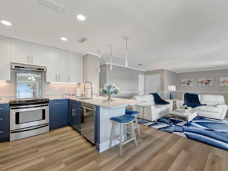 117 Pompano Dr SE #D — Photo 3