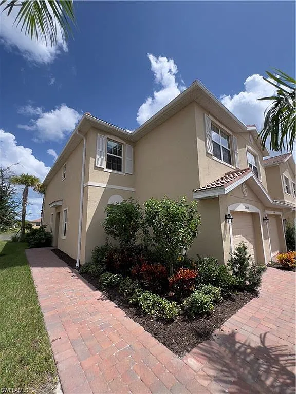 3 bed, 2.5 bath, 1871 sqft, $2,500 — Photo 1