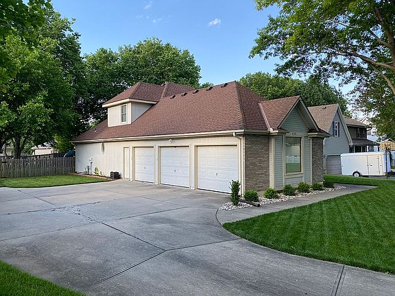 2nd image of 409 NW Chateau Ct