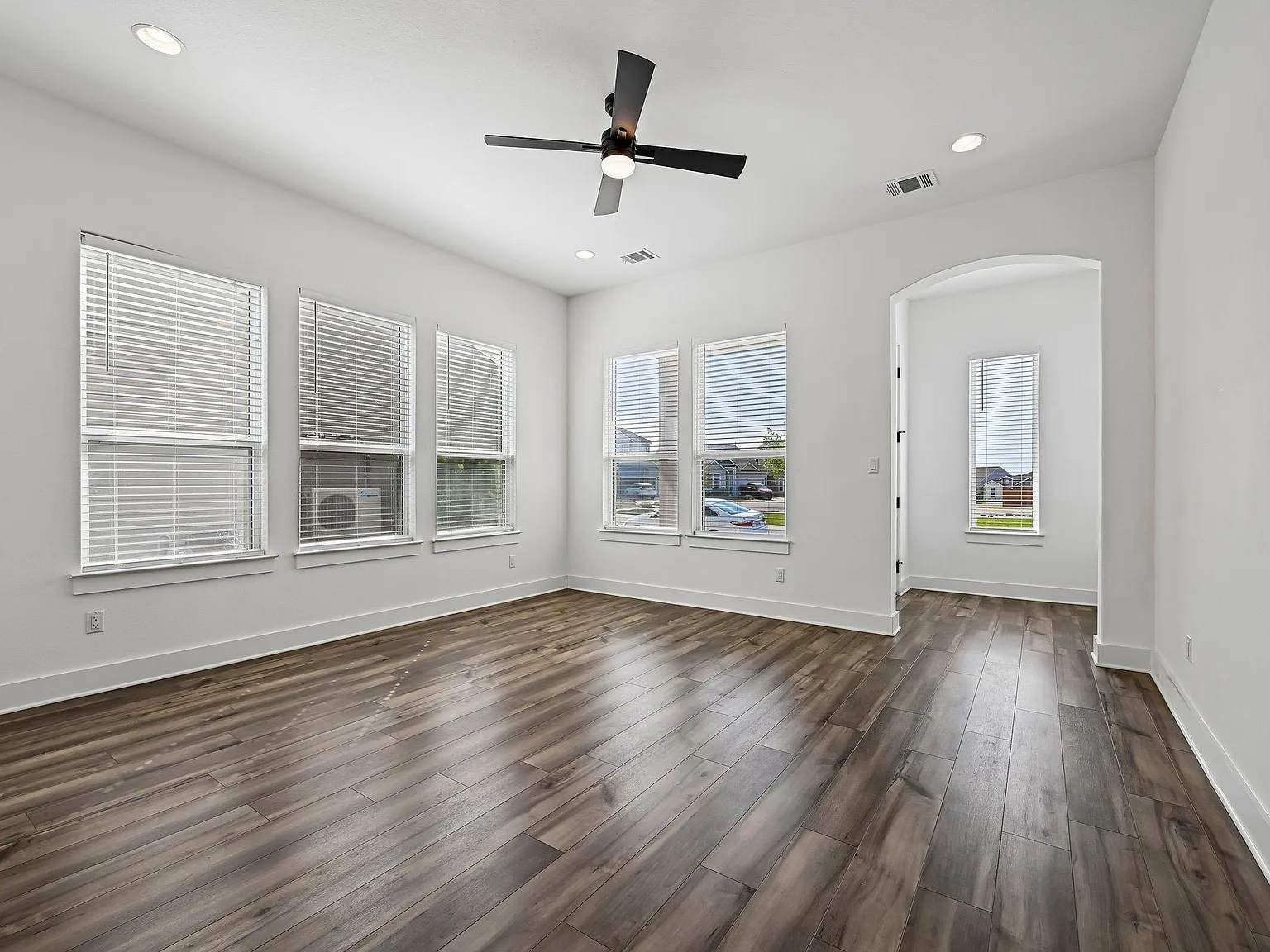 3 bed, 3.0 bath, 1905 sqft, $2,300 — Photo 4