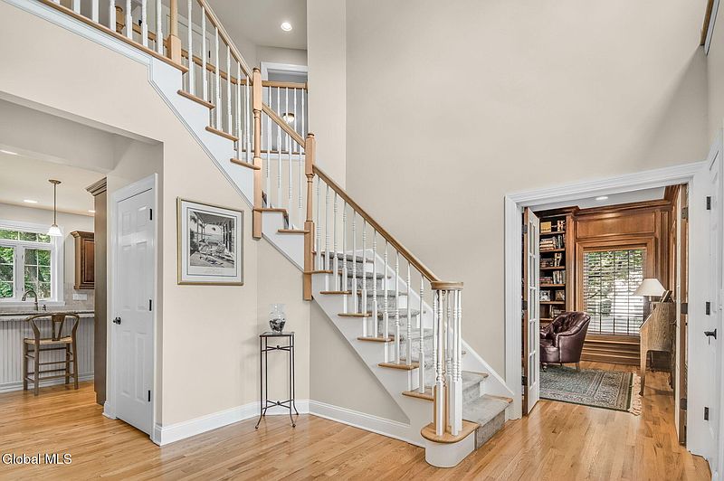 3rd image of 4 Stoney Heights Court