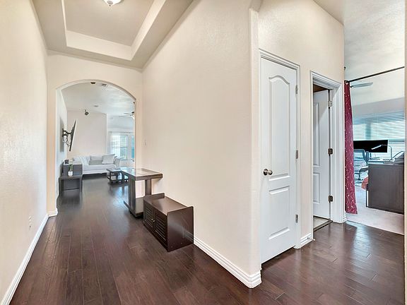 3rd image of 1008 Hoxton Ln