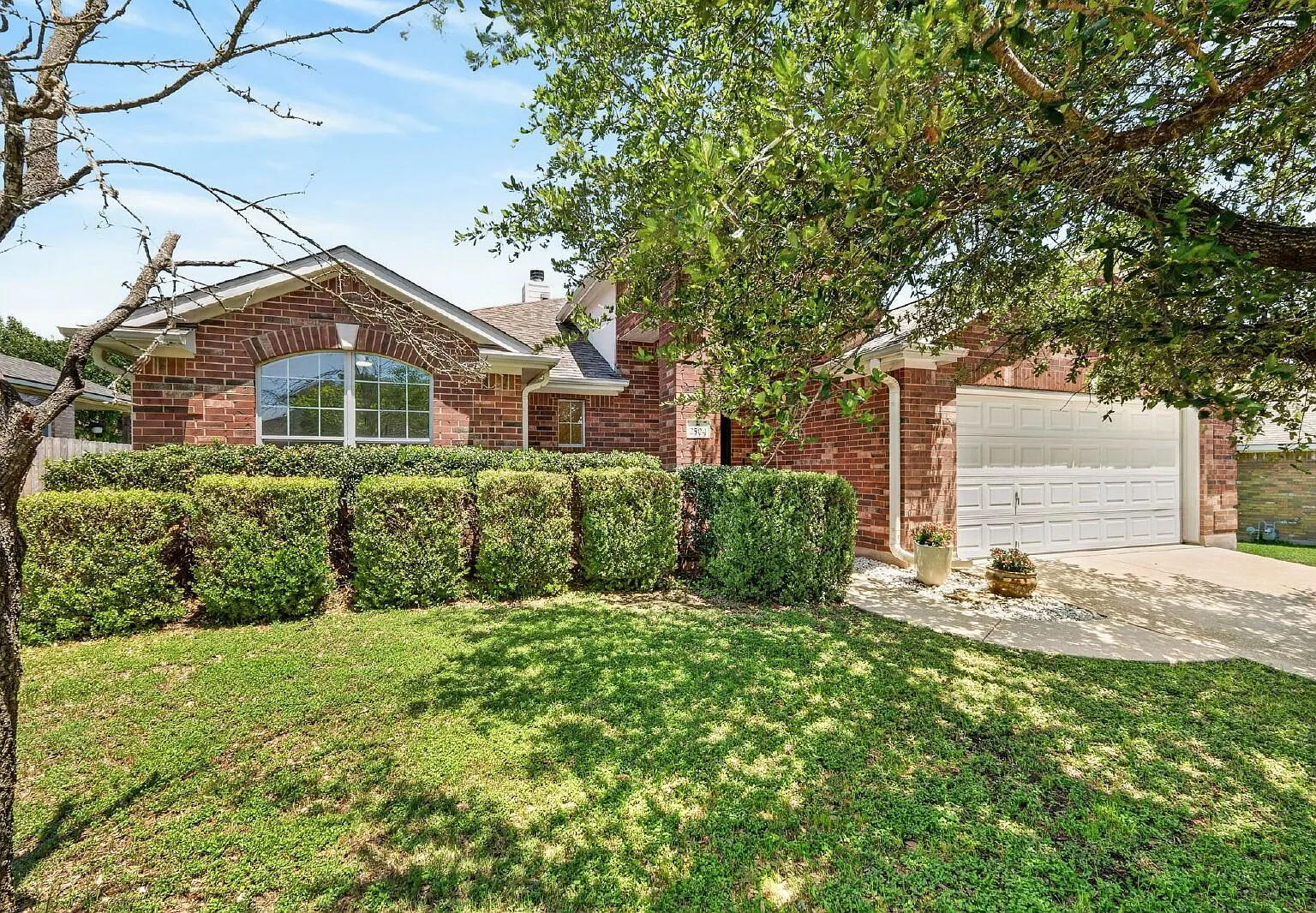 3 bed, 2.0 bath, 1831 sqft, $2,300 — Photo 2