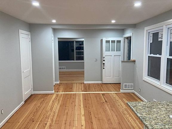 3rd image of 23 Bayville Dr